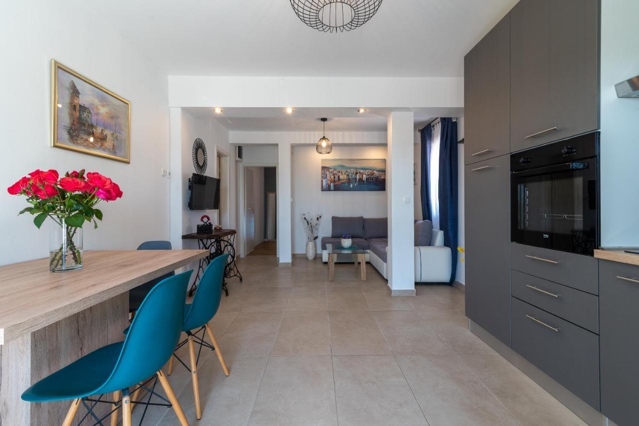 Apartments Dobrila Kaštel Novi Eksteriør billede