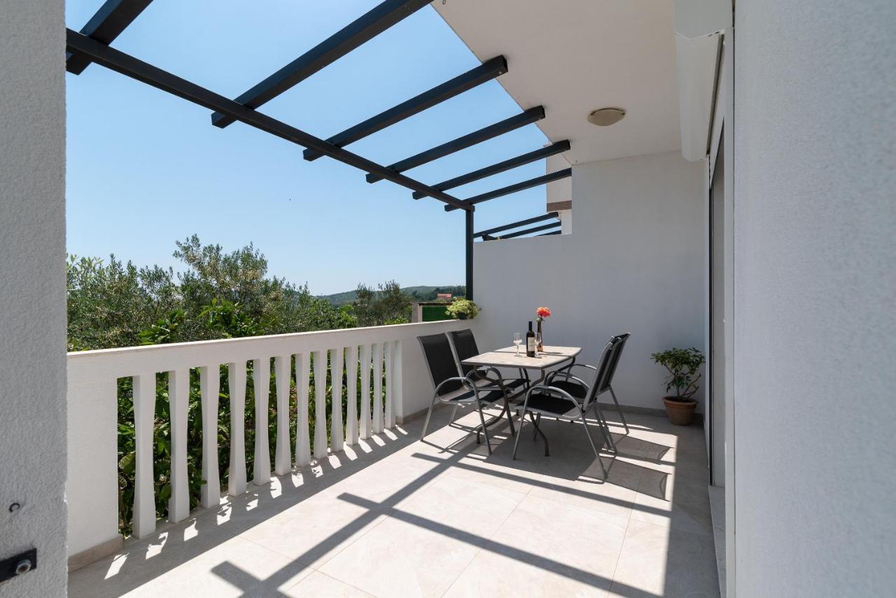 Apartments Dobrila Kaštel Novi Eksteriør billede
