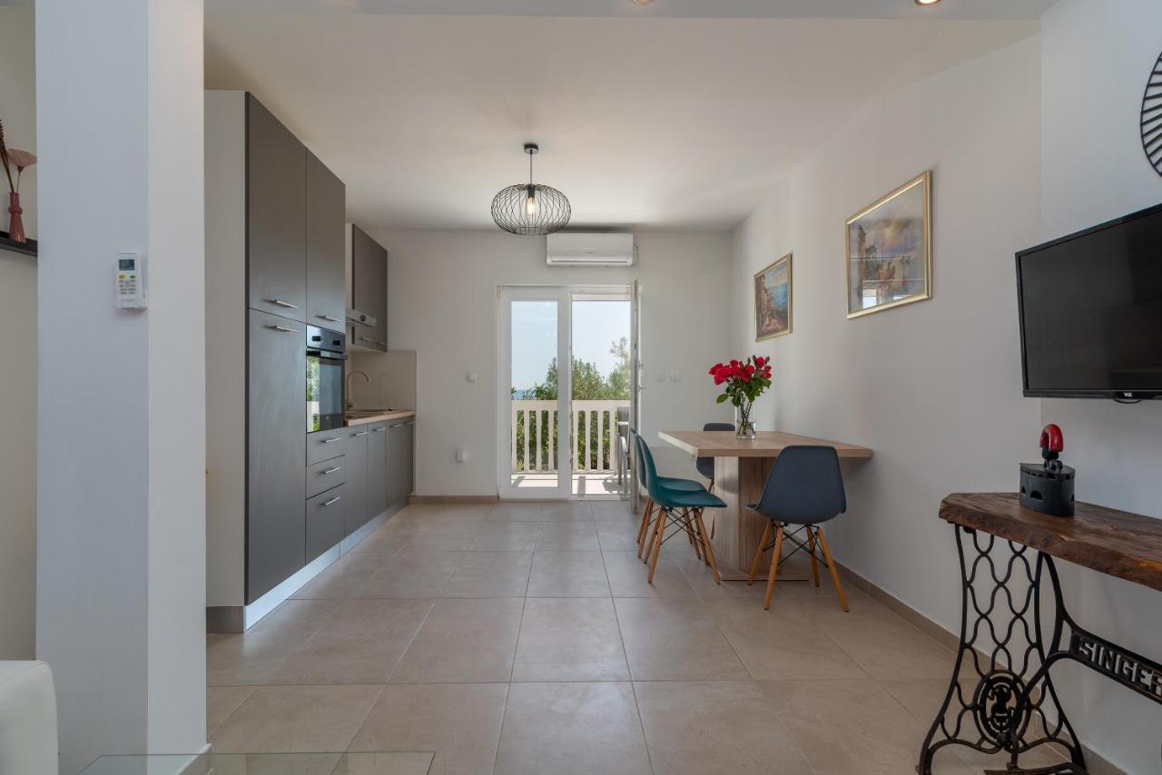 Apartments Dobrila Kaštel Novi Eksteriør billede