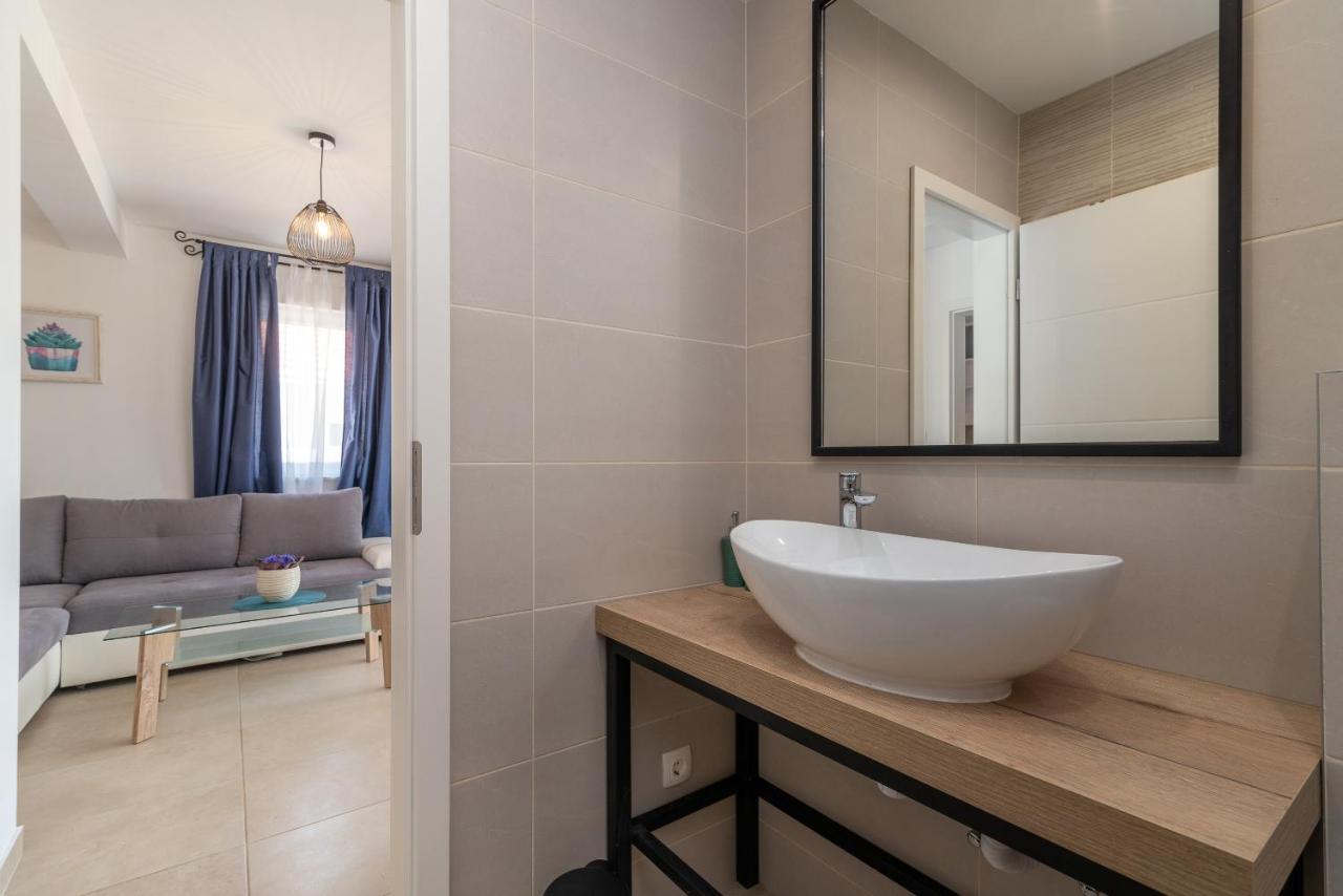 Apartments Dobrila Kaštel Novi Eksteriør billede