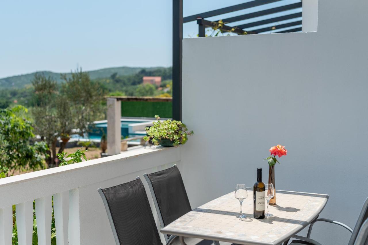 Apartments Dobrila Kaštel Novi Eksteriør billede