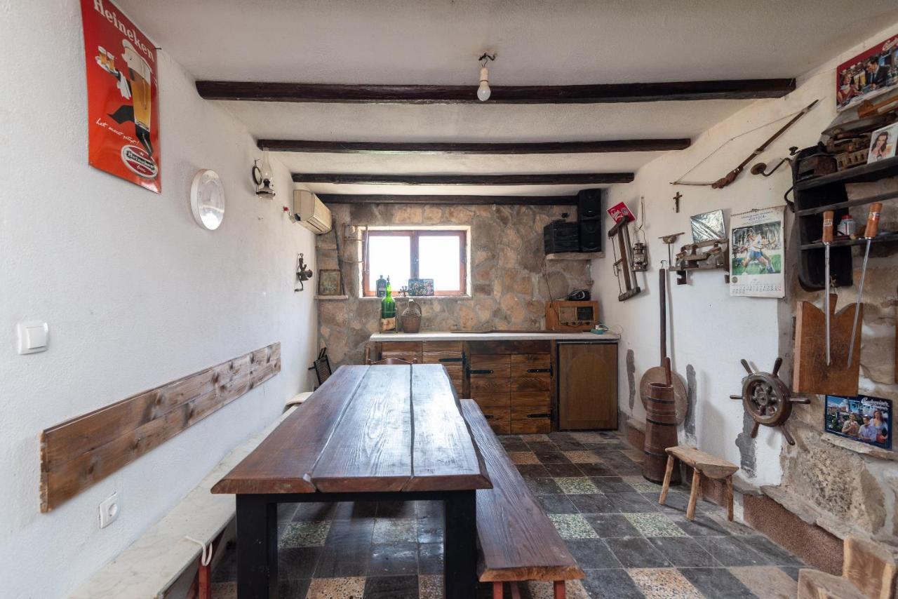 Apartments Dobrila Kaštel Novi Eksteriør billede