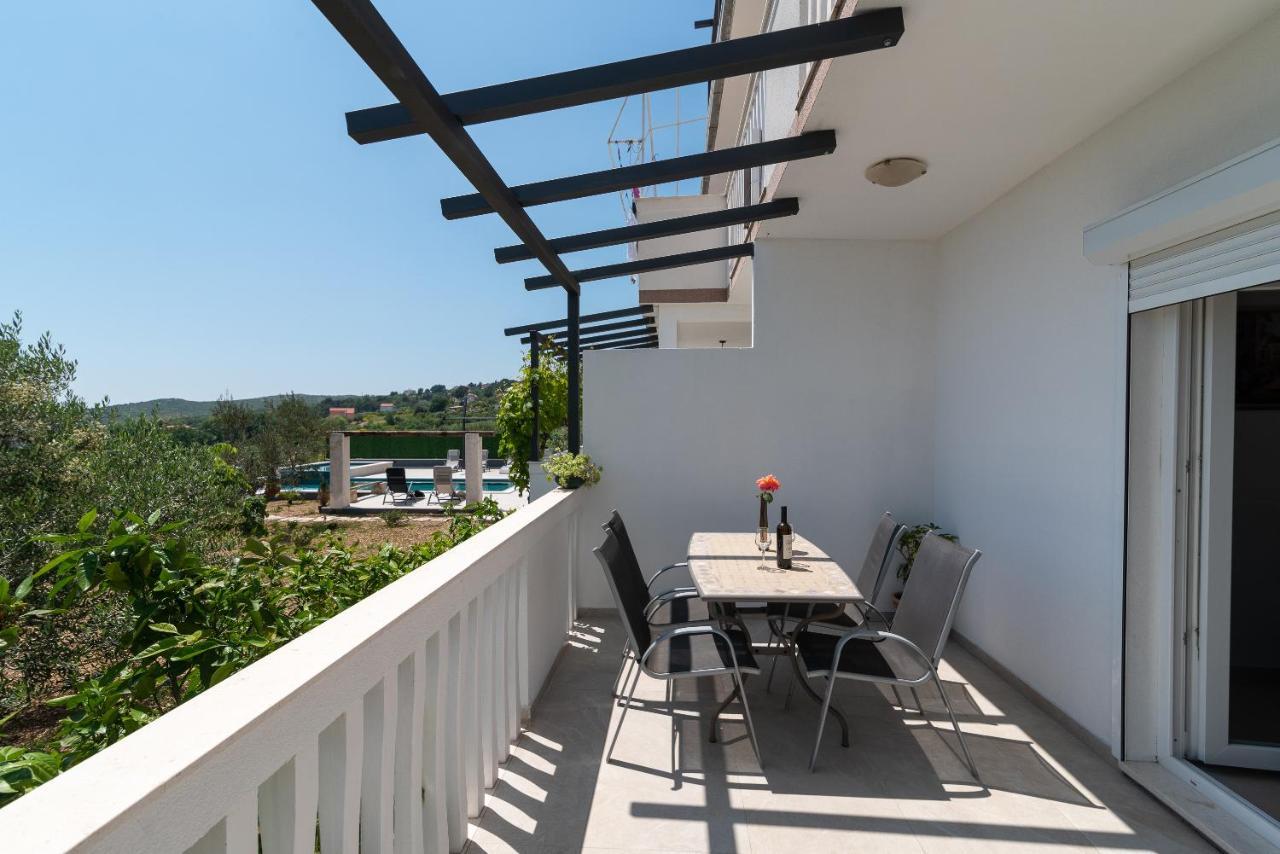 Apartments Dobrila Kaštel Novi Eksteriør billede